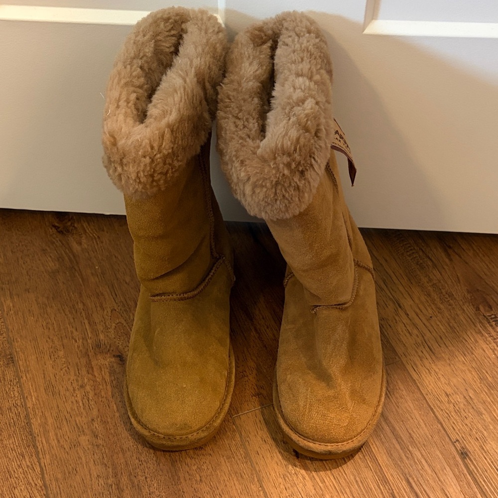 Bear Paws Womens Cozy Tan Shearling Boots Size 8